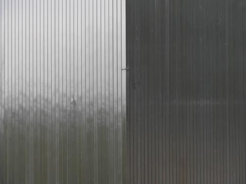 Neutralgraue      Wasserkraftwerk-Fassade