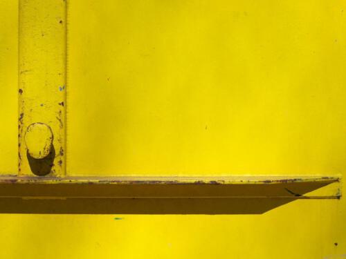 Ungeheuer gelber Müllcontainer