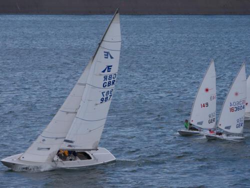 Zwei Herren im Laser jagen eine Etchells