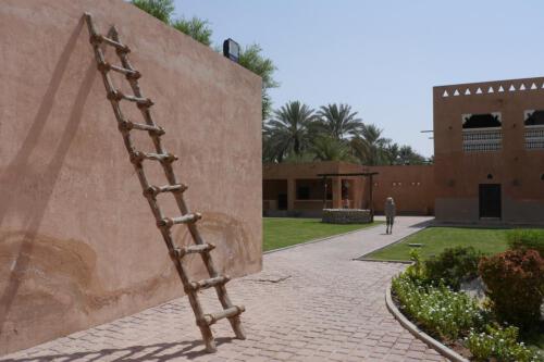 c-UWens Dubai u Co 19