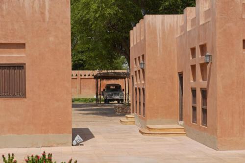 c-UWens Dubai u Co 21a